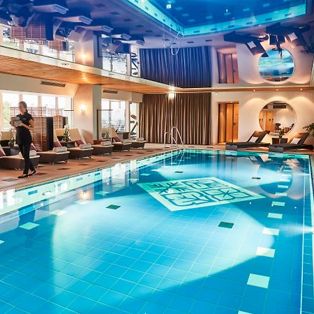 Vier Jahreszeiten Kempinski Muenchen Esterno foto The swimming pool at the Hotel