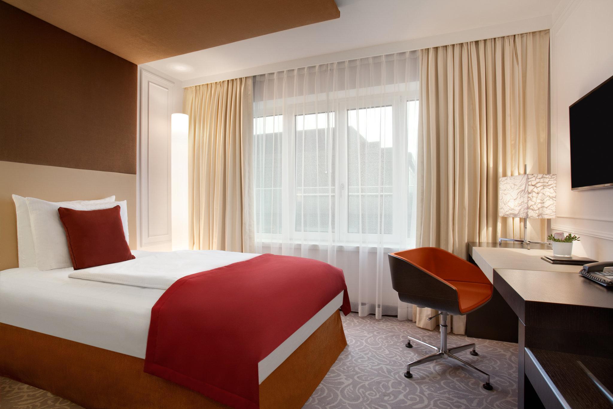 Vier Jahreszeiten Kempinski Muenchen Camera foto A room at the hotel