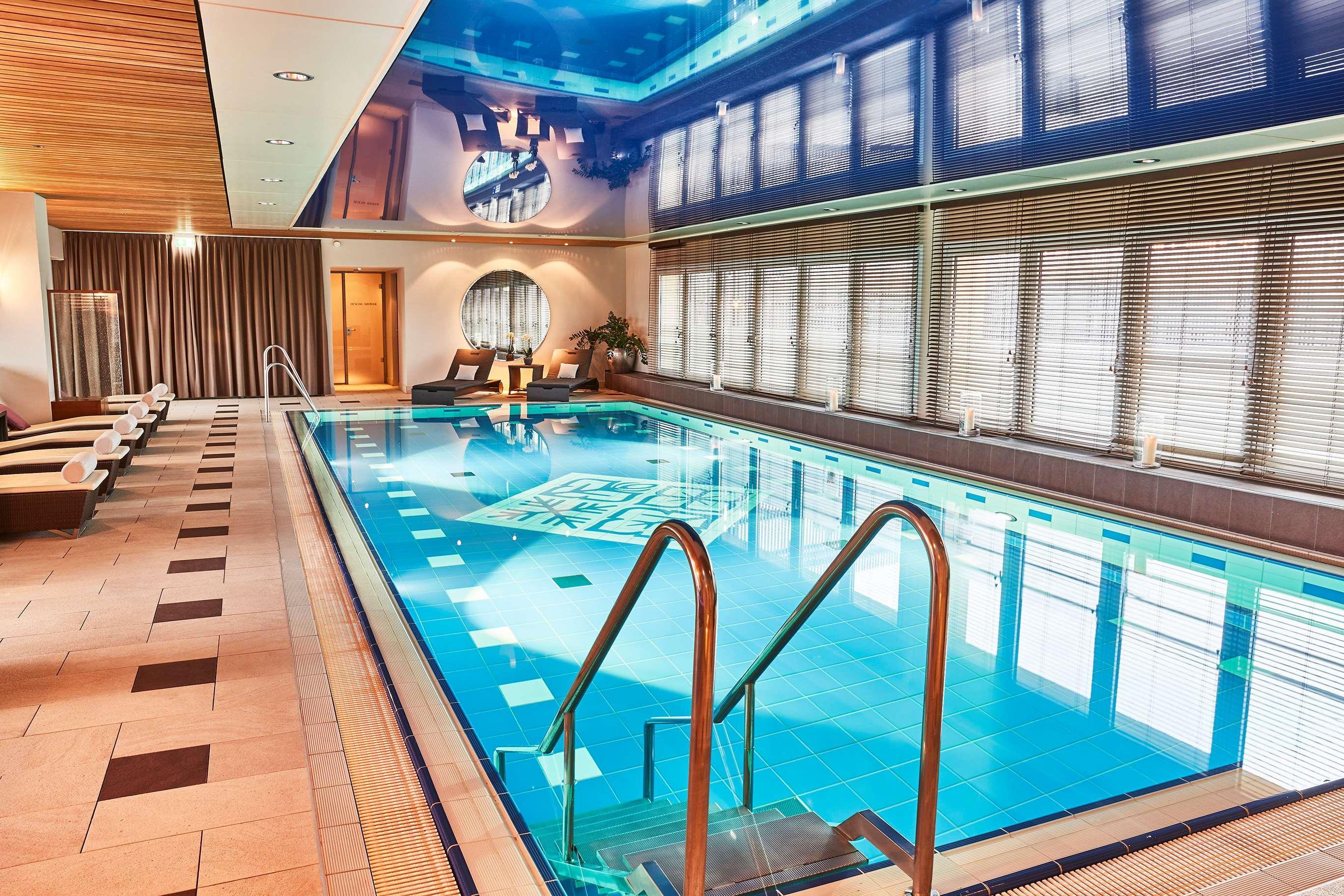 Vier Jahreszeiten Kempinski Muenchen Esterno foto The pool at the 10118 Charlie's Club