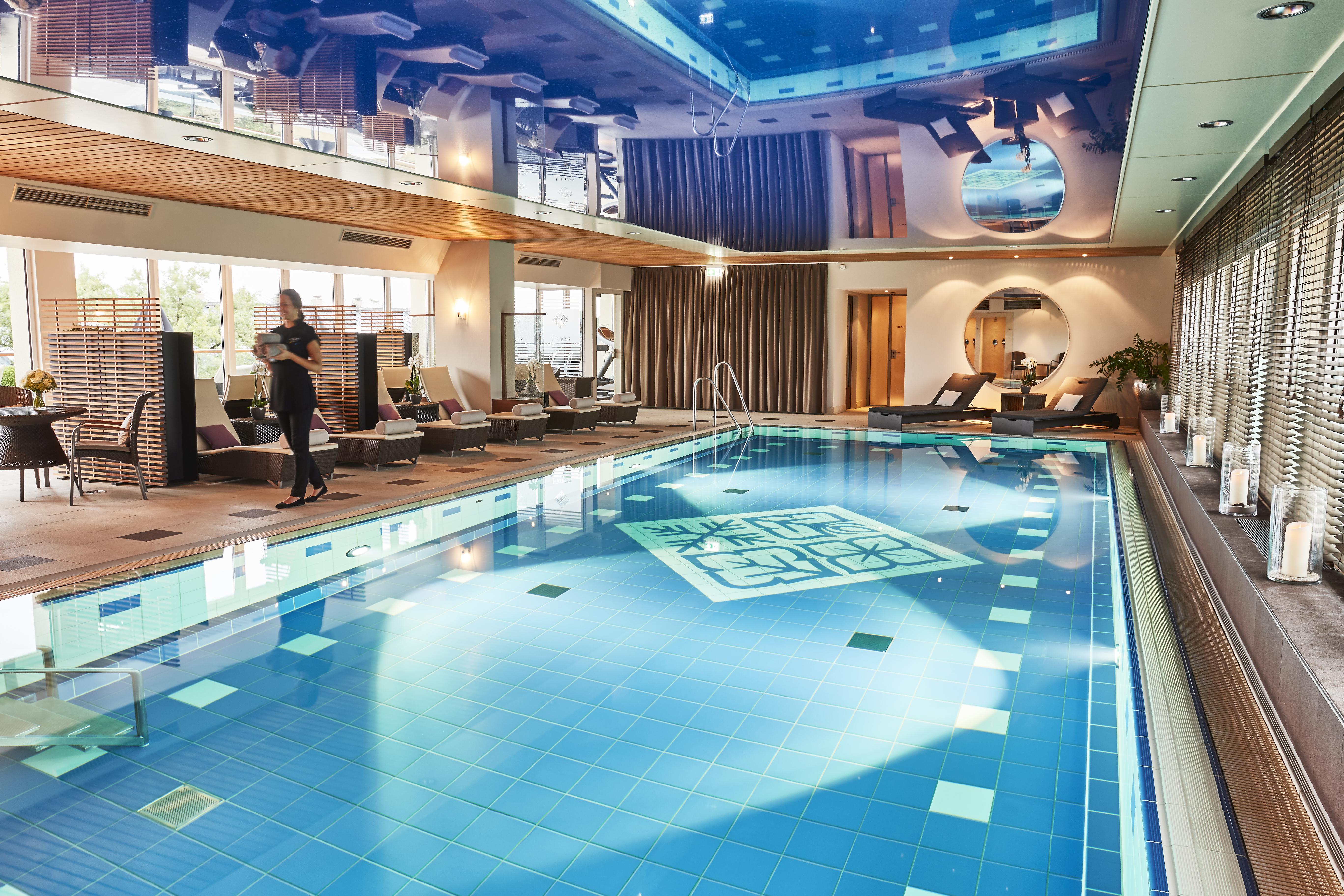 Vier Jahreszeiten Kempinski Muenchen Esterno foto The swimming pool at the Hotel