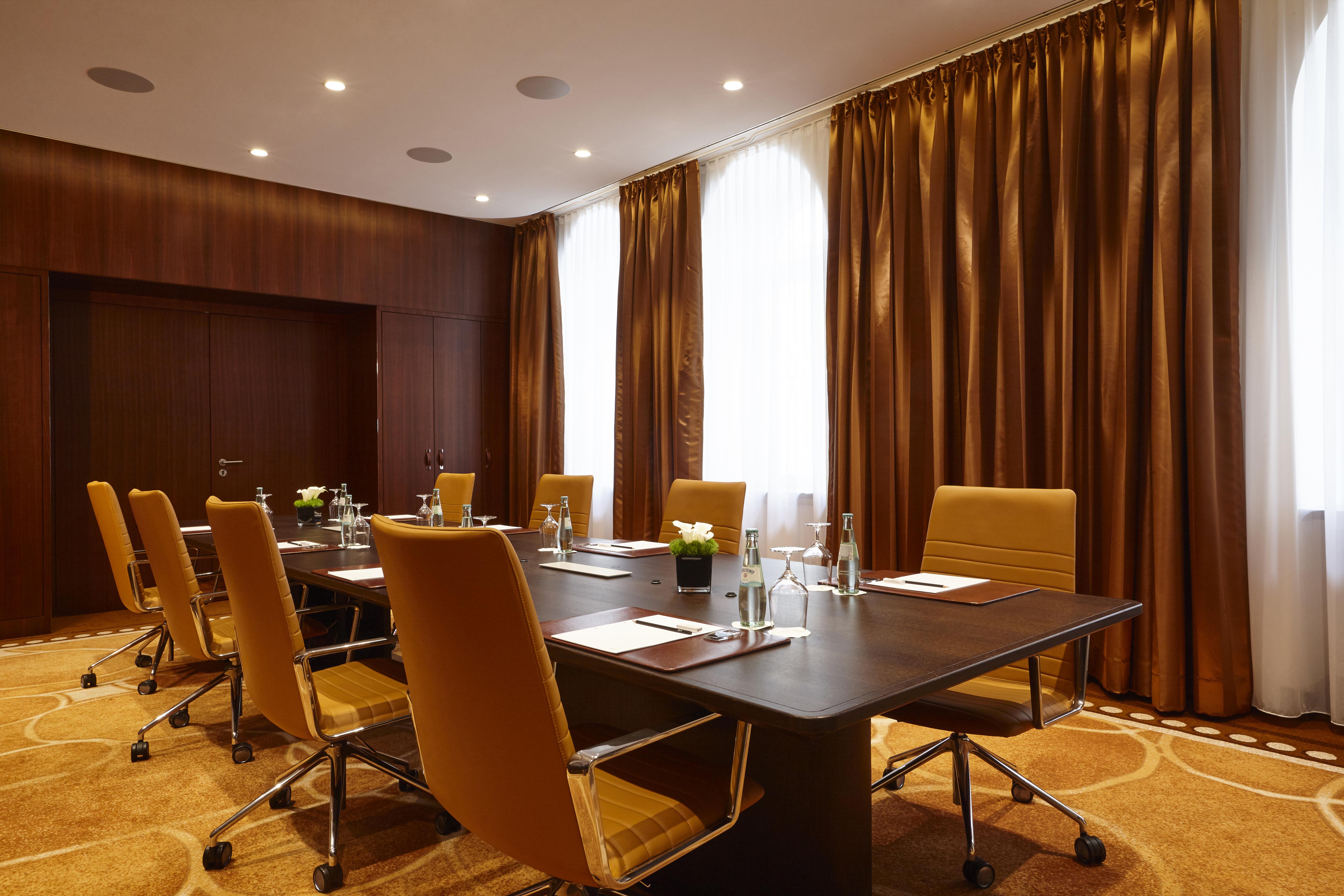 Vier Jahreszeiten Kempinski Muenchen Esterno foto Meeting room