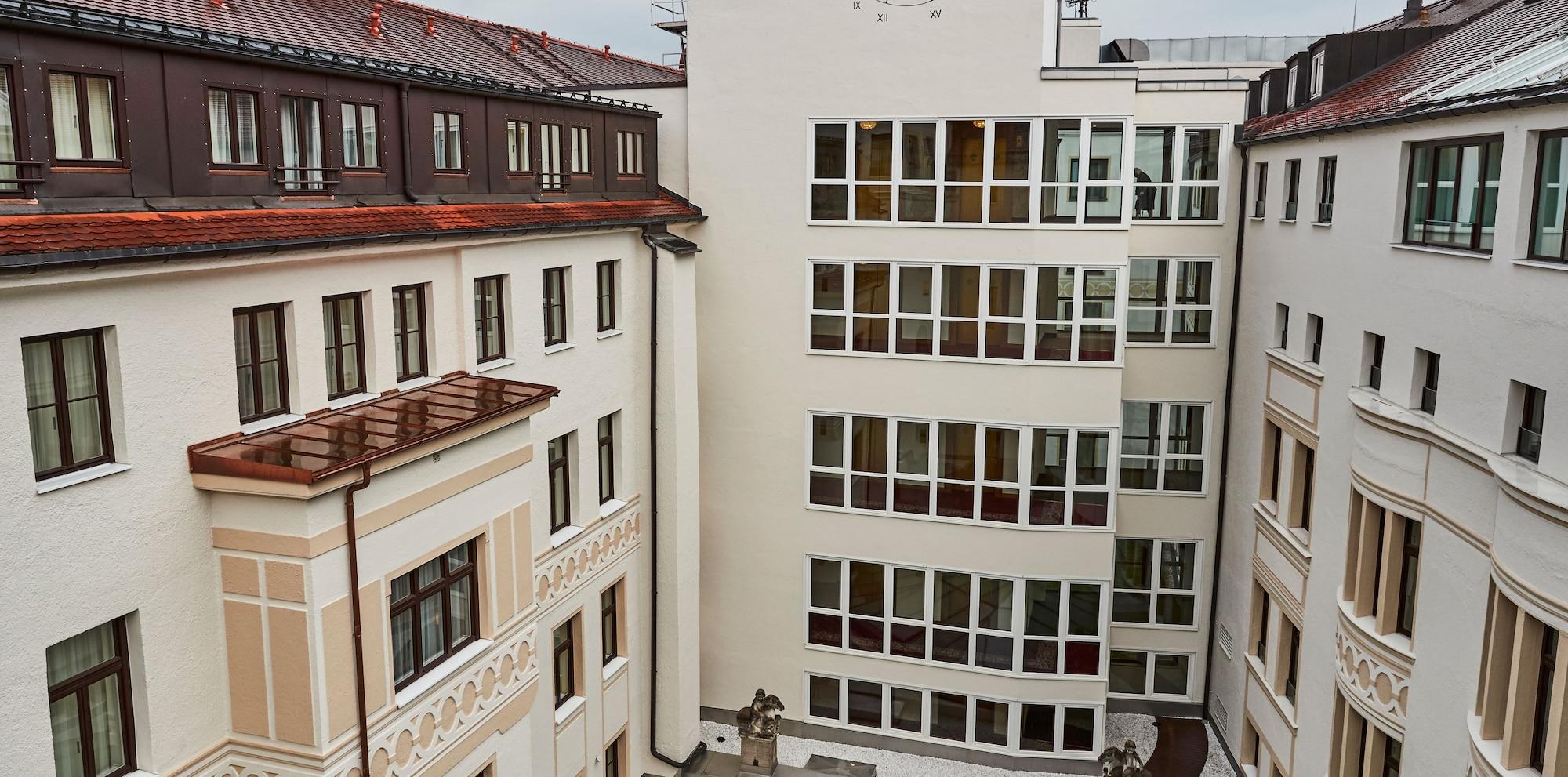 Vier Jahreszeiten Kempinski Muenchen Esterno foto The courtyard of the school