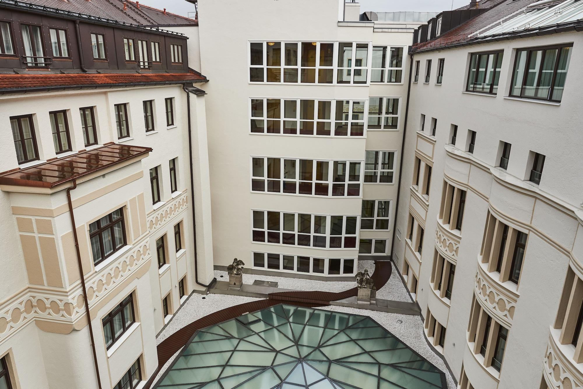 Vier Jahreszeiten Kempinski Muenchen Esterno foto The courtyard of the university library