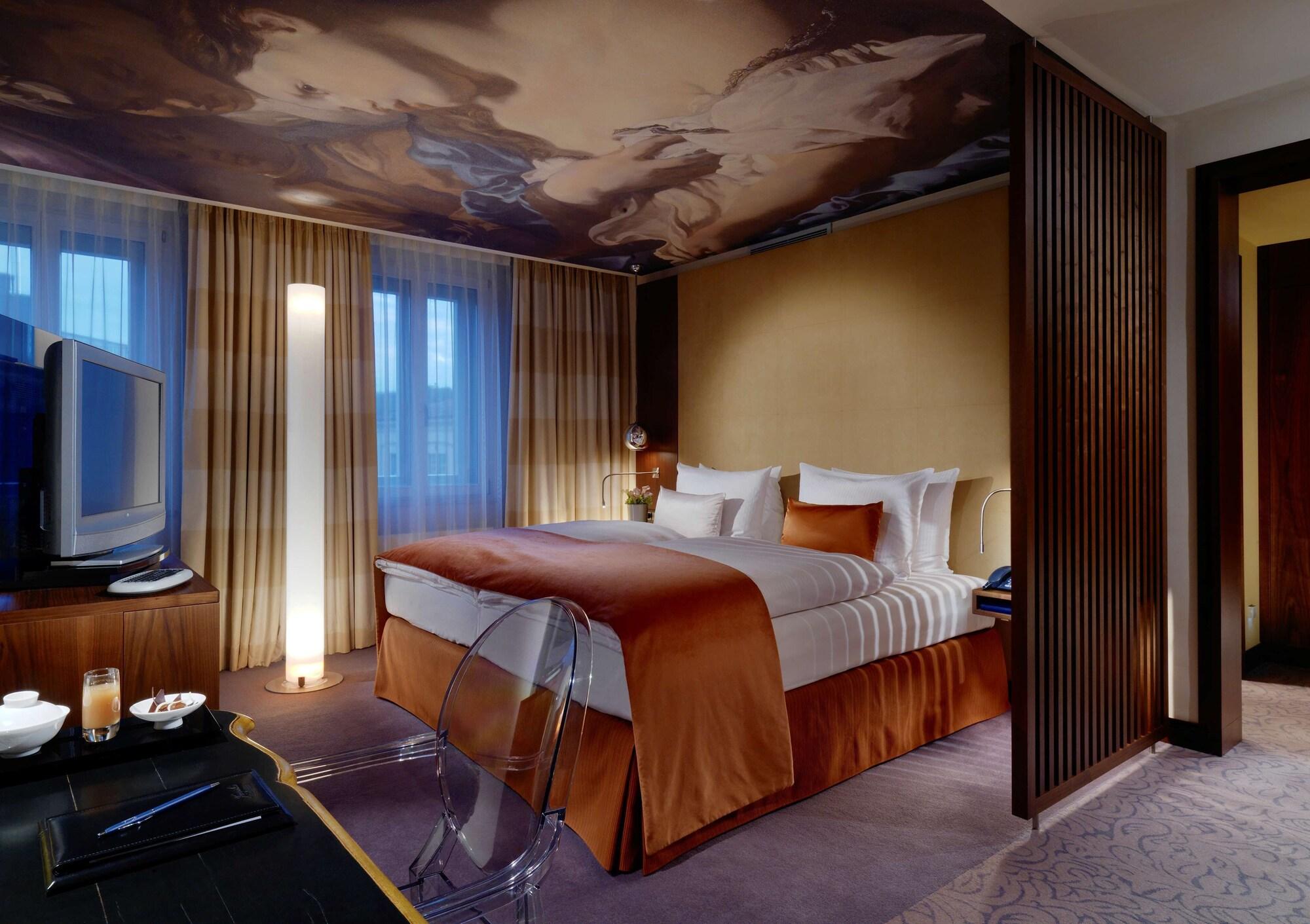 Vier Jahreszeiten Kempinski Muenchen Esterno foto A room at the Mandarin Oriental, Munich