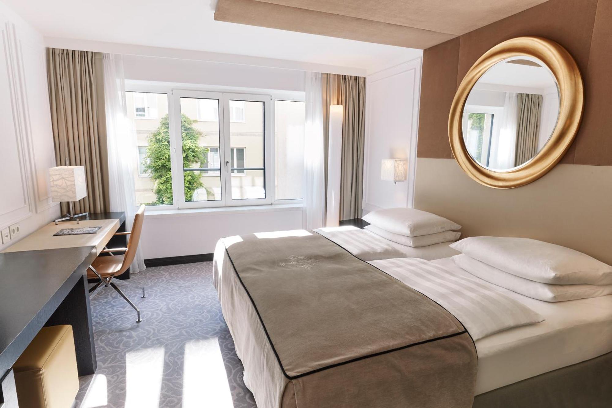 Vier Jahreszeiten Kempinski Muenchen Esterno foto A room at the hotel
