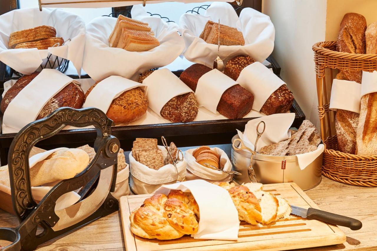 Vier Jahreszeiten Kempinski Muenchen Esterno foto Bread at a bakery