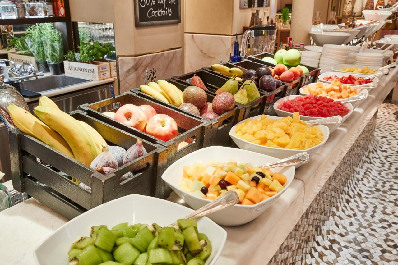 Vier Jahreszeiten Kempinski Muenchen Esterno foto Fruit buffet